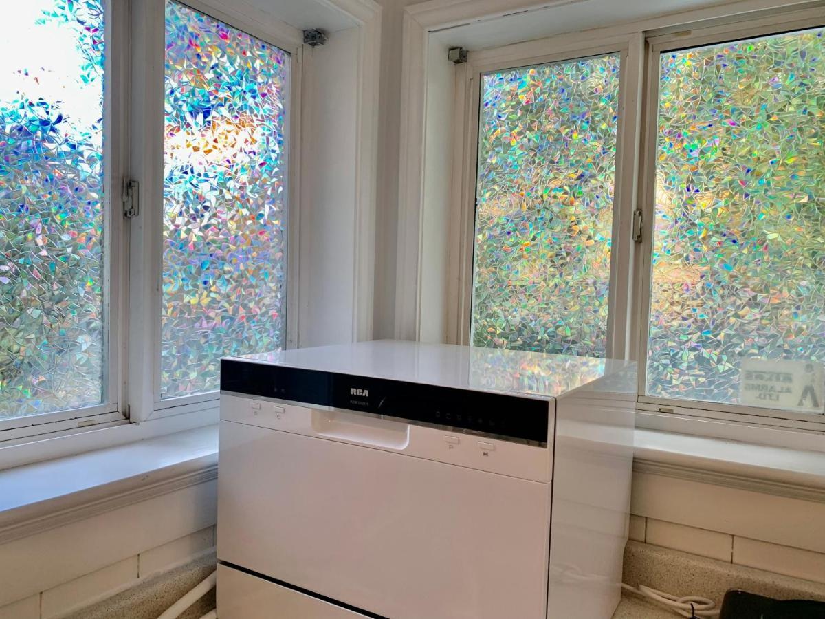 One Bedroom Queen Bed Sharing Washroom In Tiger Sweet House License## Richmond Esterno foto